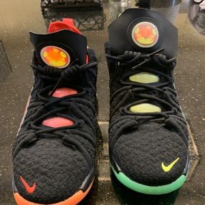 Lebron basketball shoes. Brand new. Size 6,5Y
